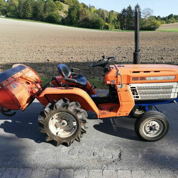 Kubota Traktor mit Pflug 